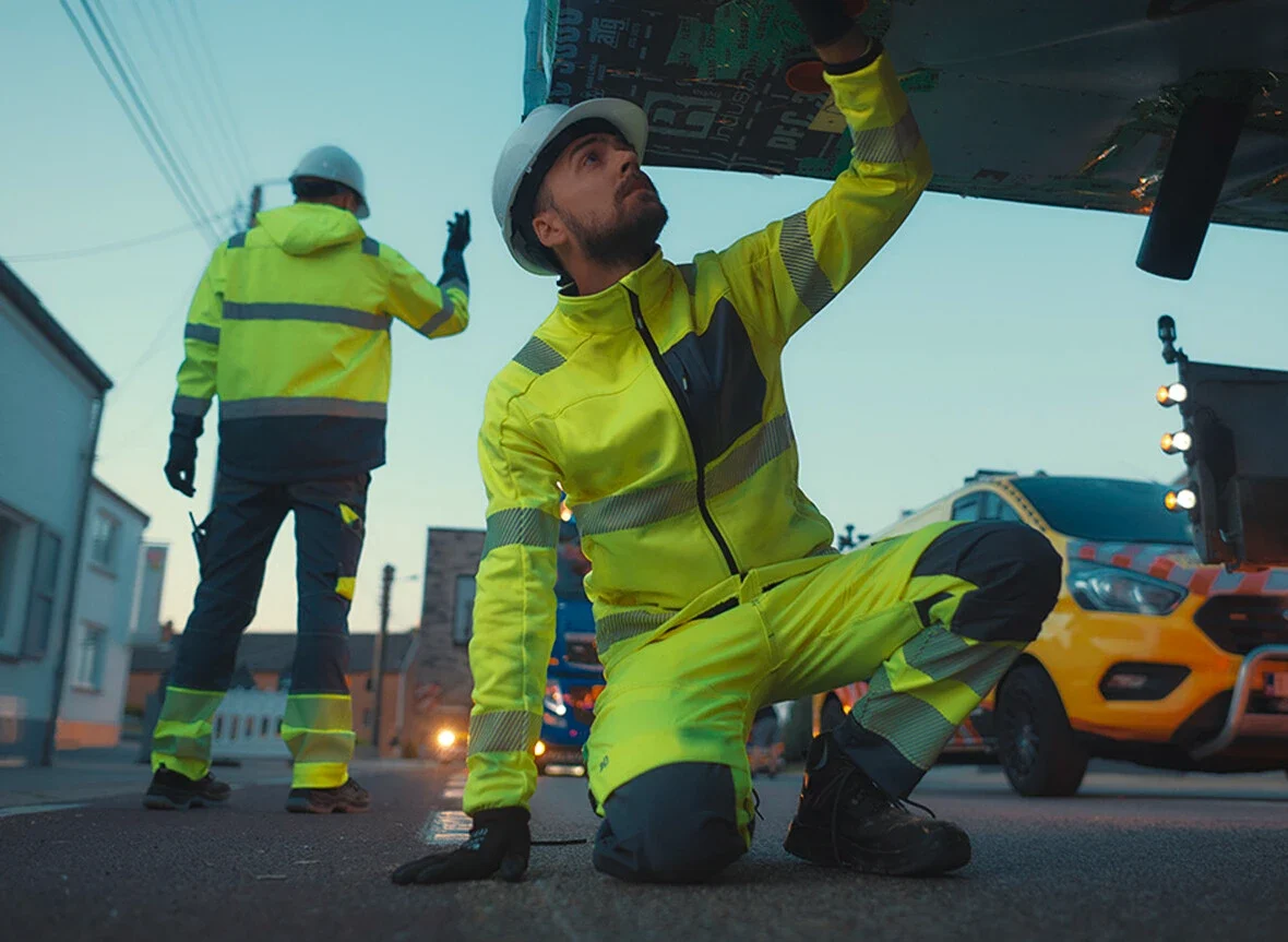 Vêtements de Travail Haute Visibilité : L'Essentielle Sécurité sur les Chantiers